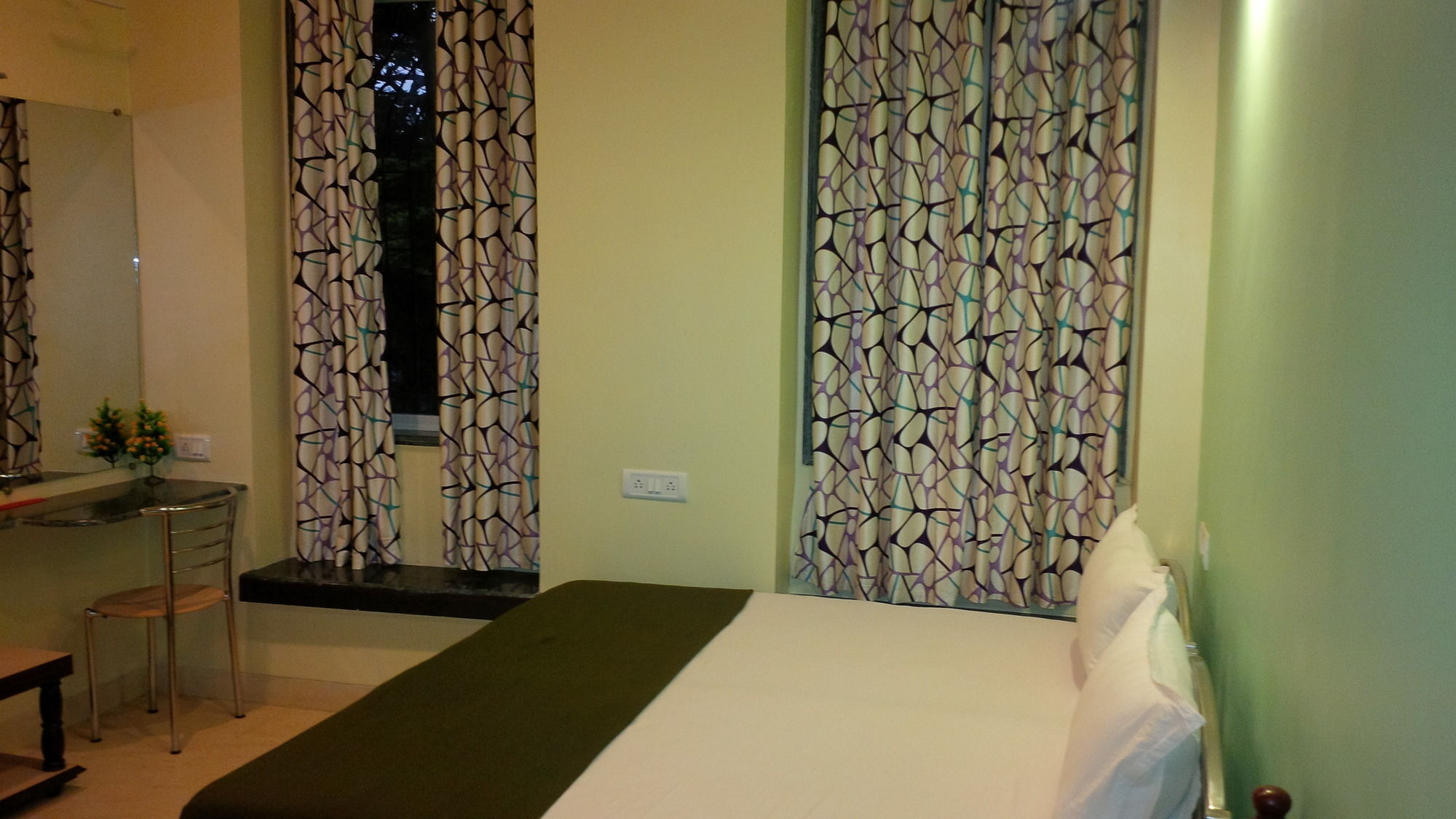 Hotel Blue Bird Colaba Mandve Esterno foto